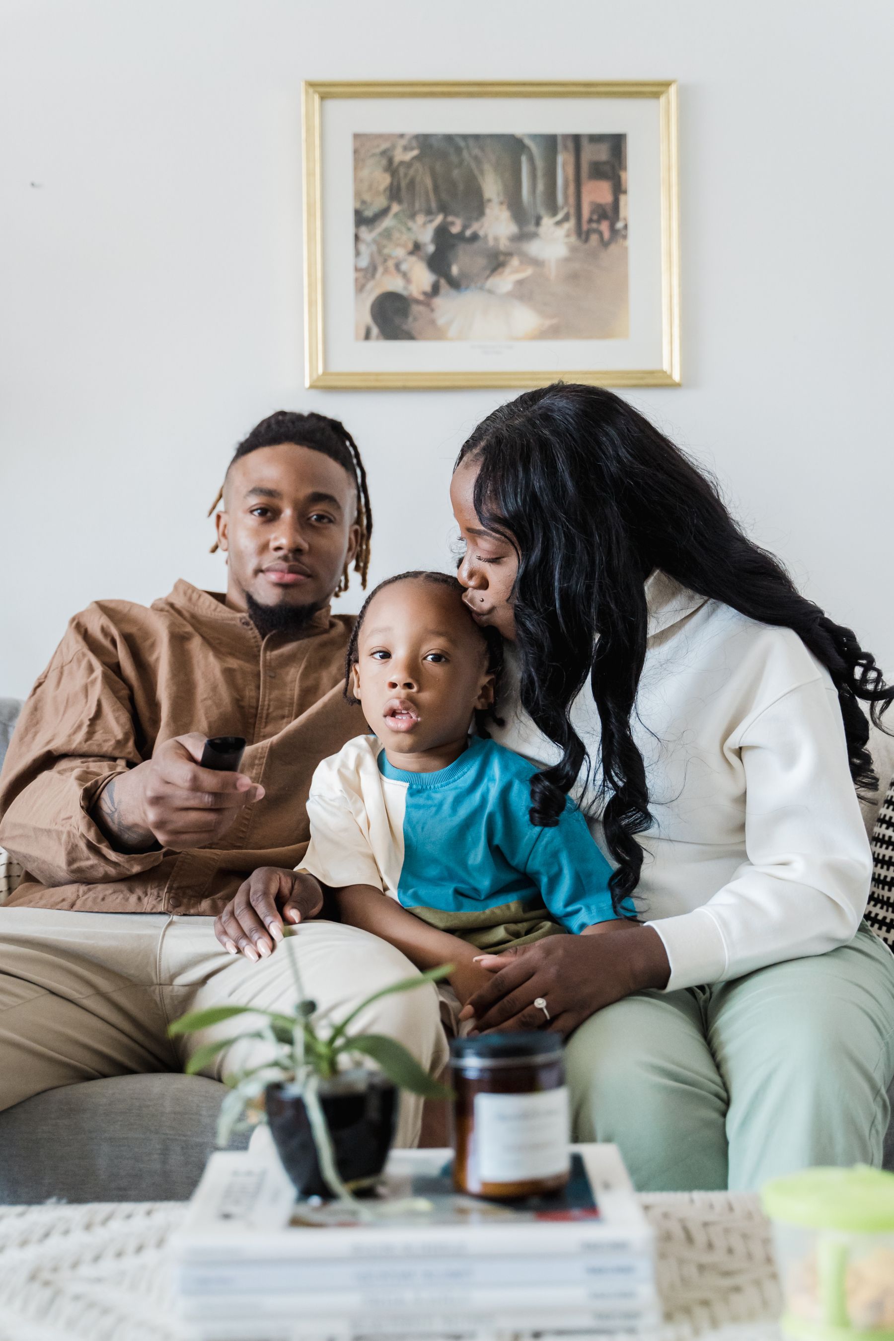 Une famille réunie devant la télévision dans un salon lumineux